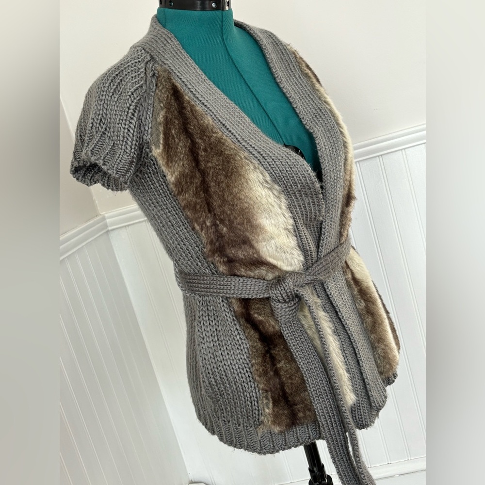 Belted Short Sleeve Sweater with Faux Fur front, size Medium